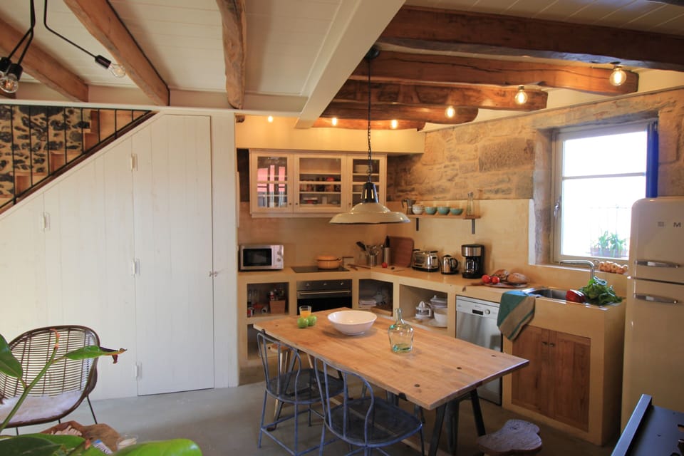 Kitchen and dining room with sea view
