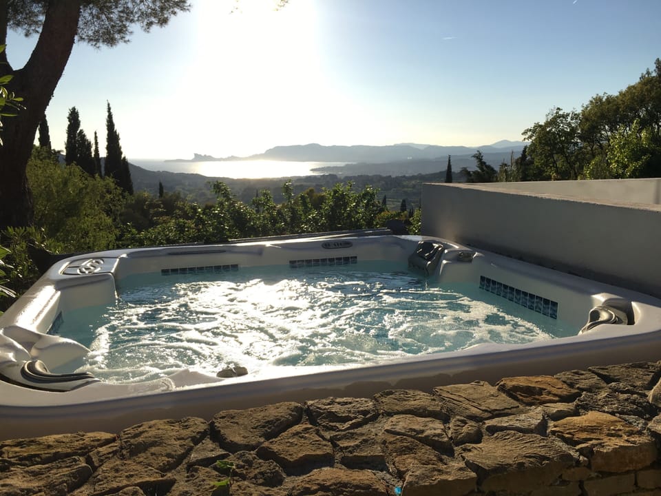Outdoor spa tub