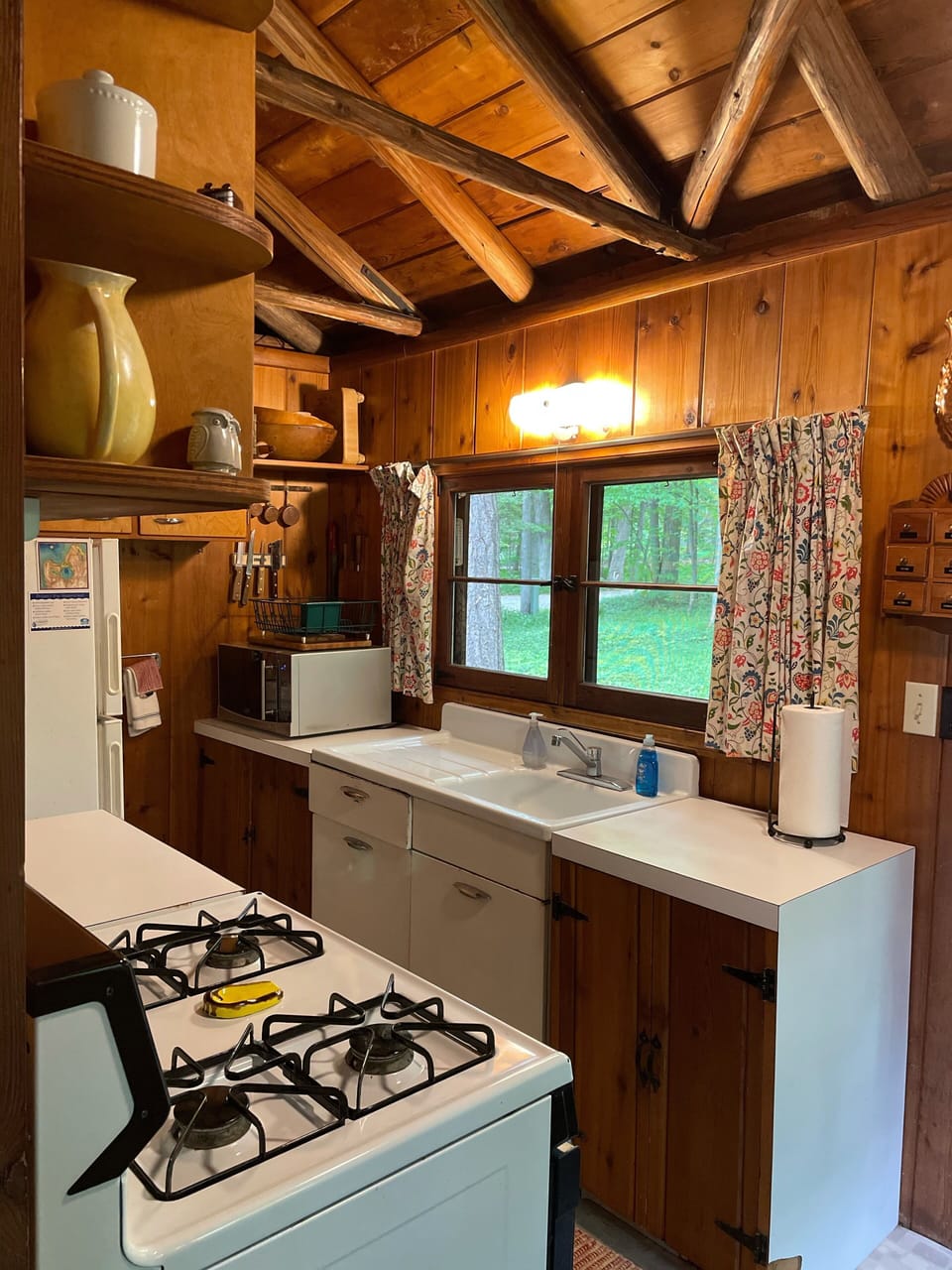 Kitchen with the basic essentials to prepare simple meals