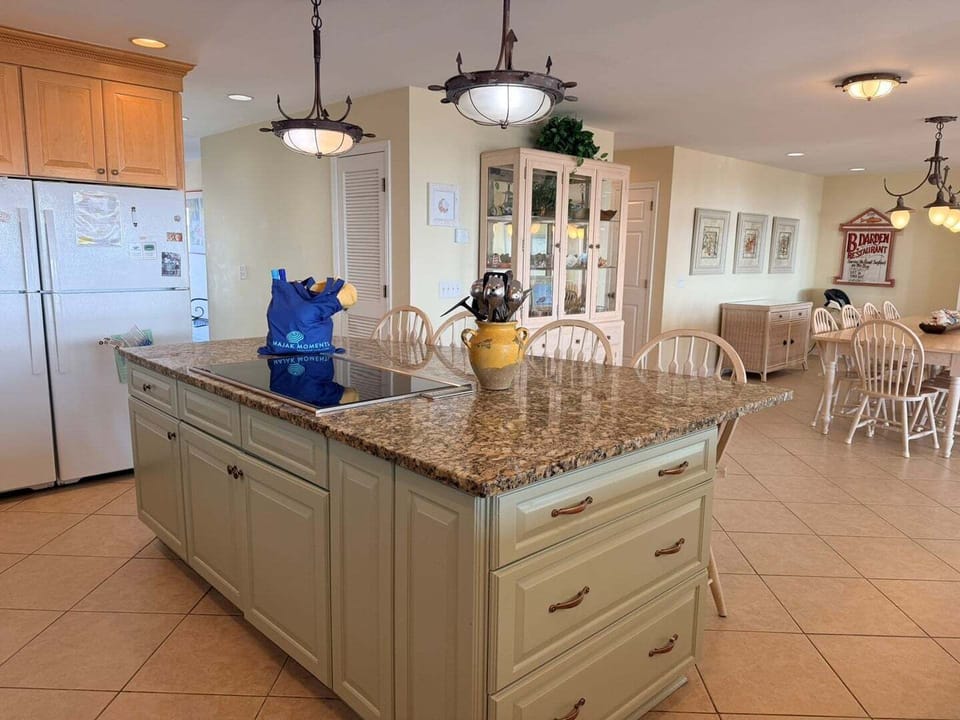 Kitchen Island & Seating at Majak Moments