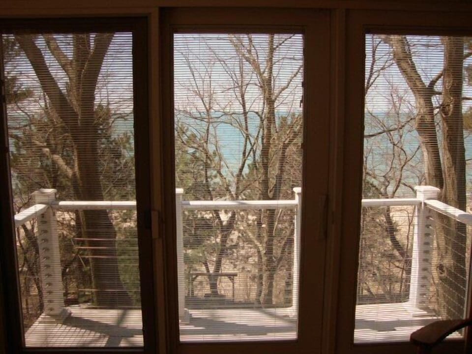 2 Master-suites, each has a Balcony overlooking the lake.