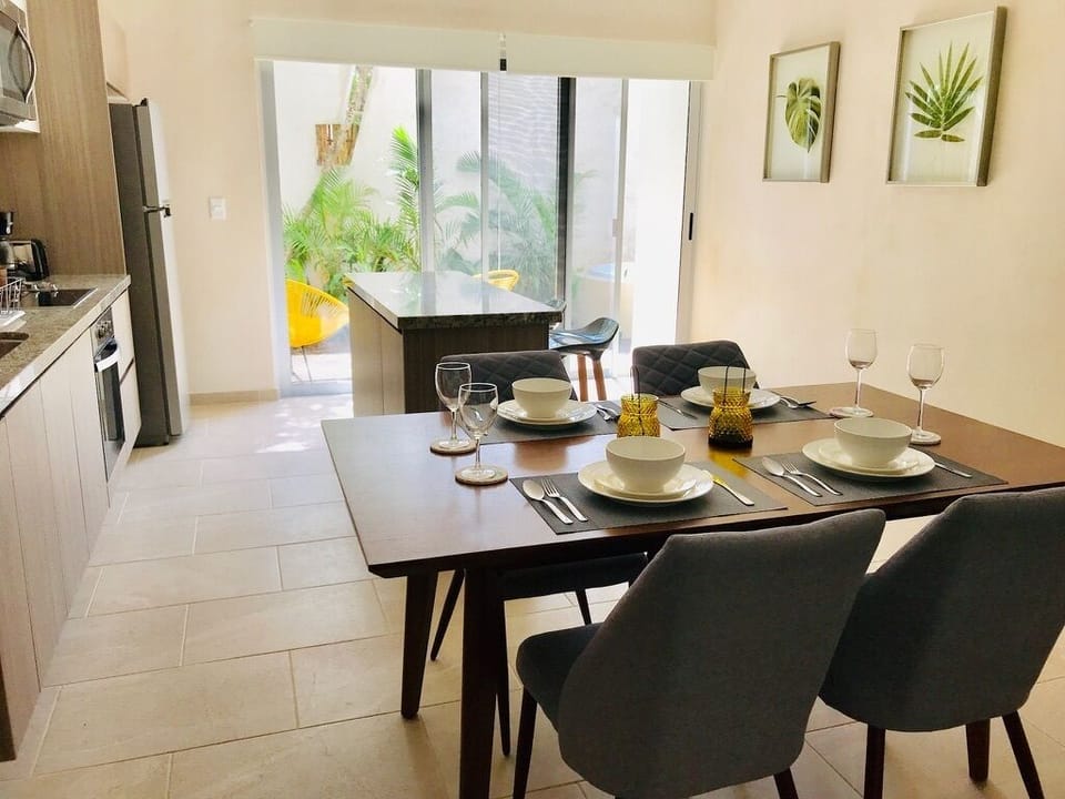 Main living room and kitchen with view of the internal terrace.
