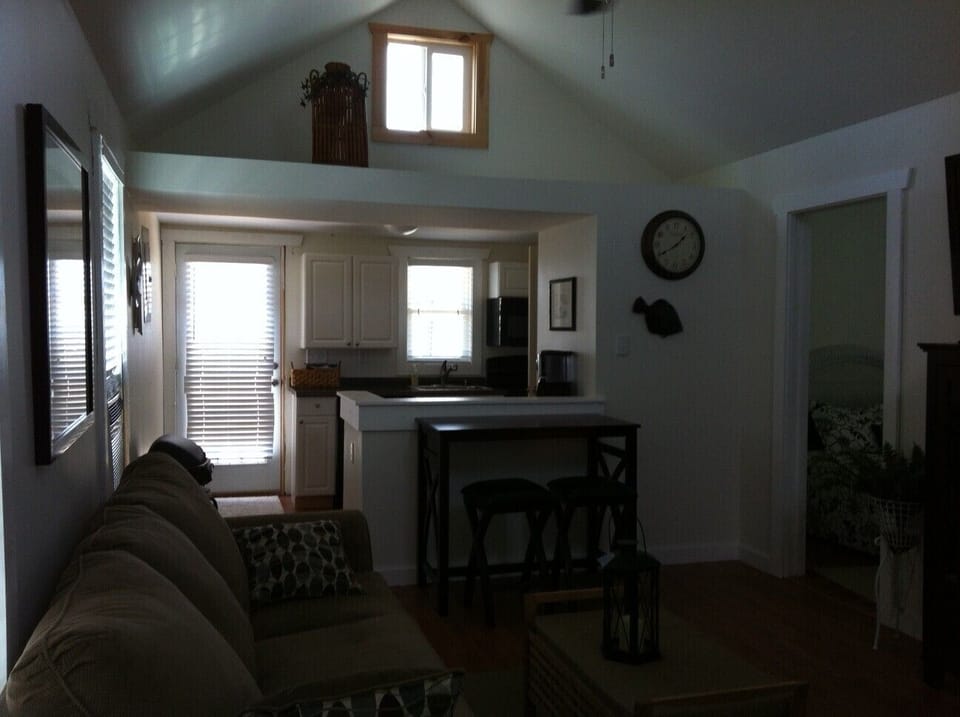 Vaulted ceiling, roomy