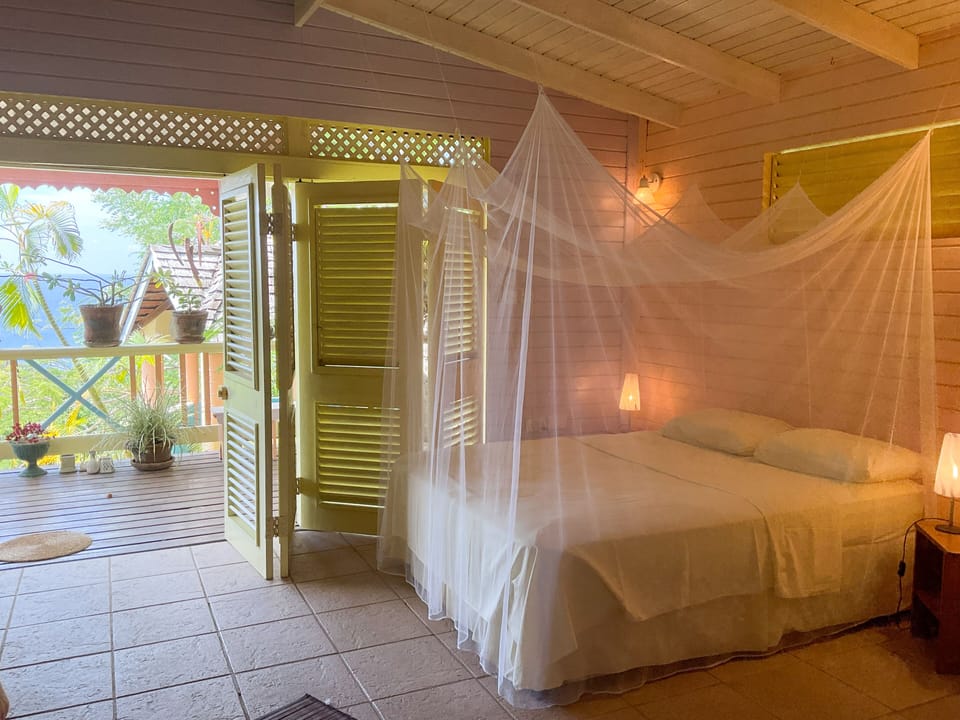 Queen size bed in Creole House