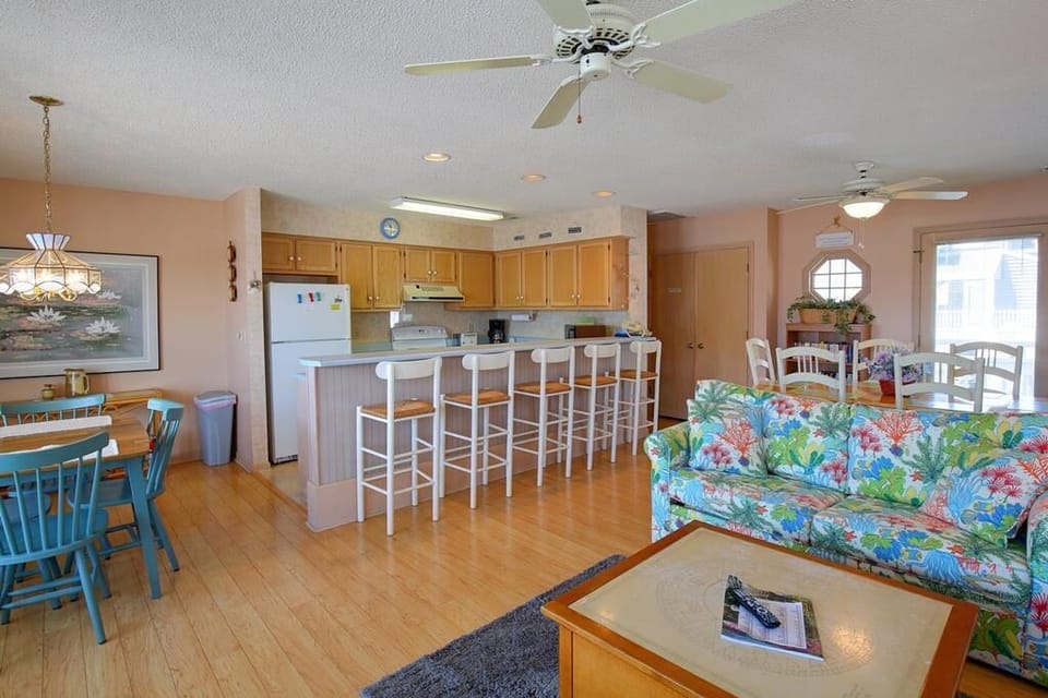 Kitchen & Dining Area