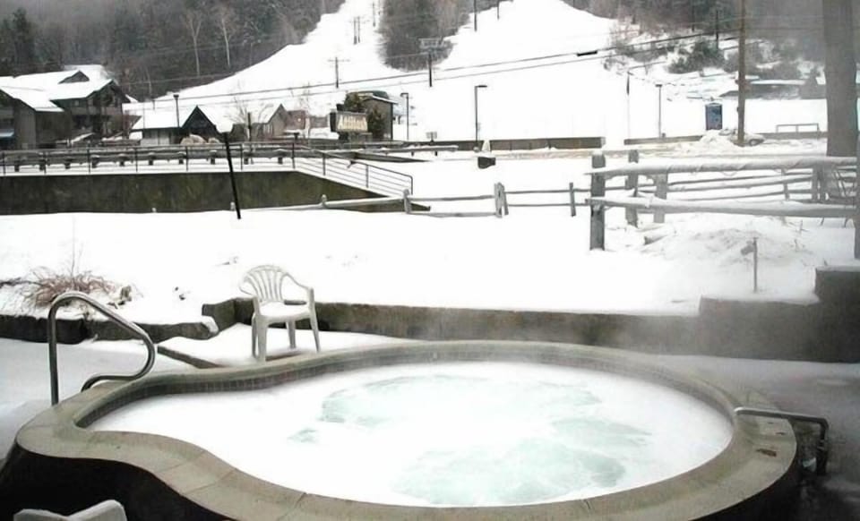 outdoor heated jacuzzi