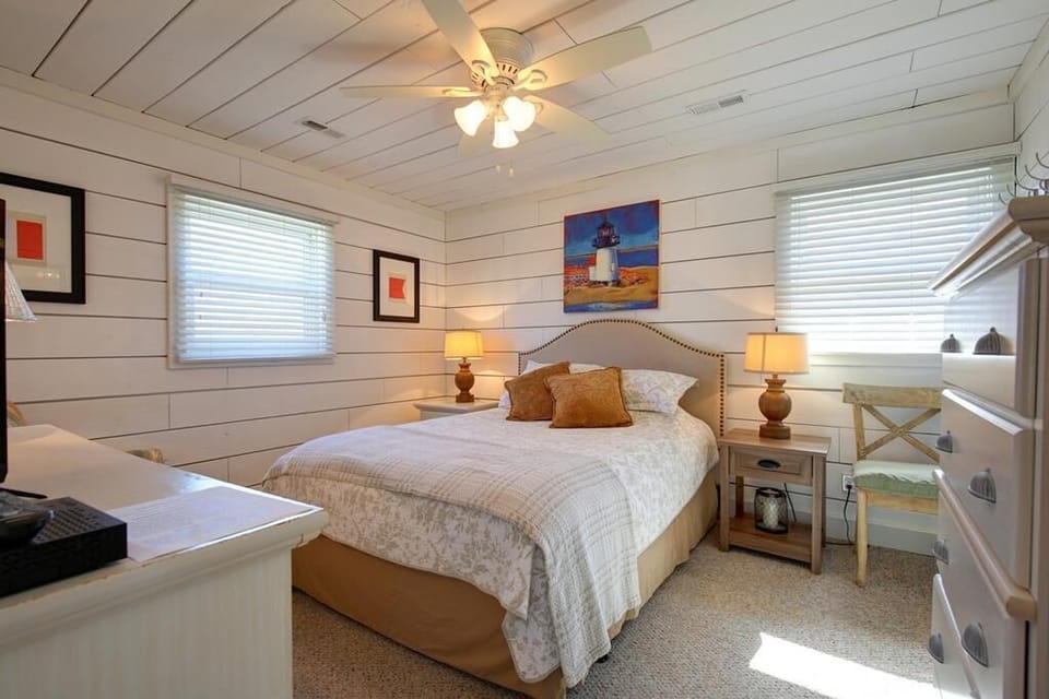 Upper Level Queen Bedroom