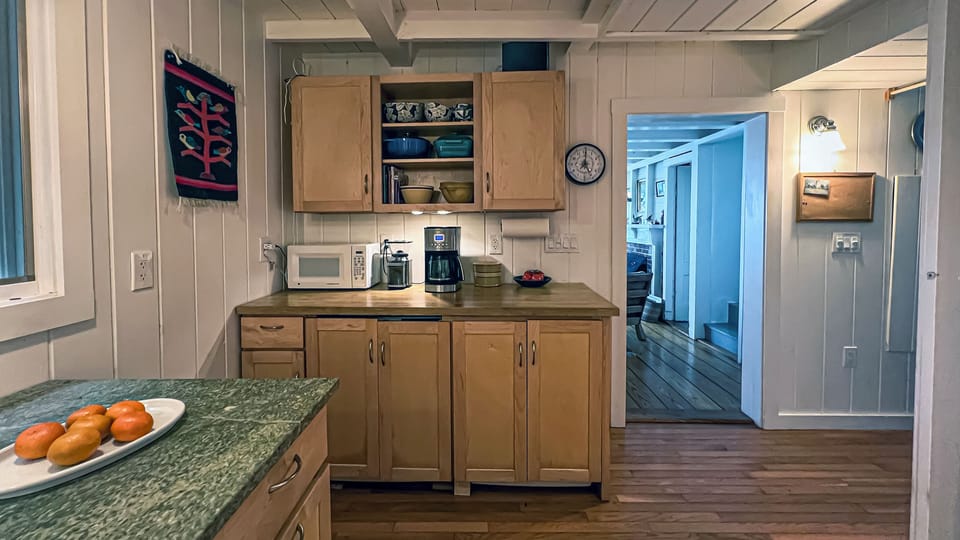 View of other side of kitchen