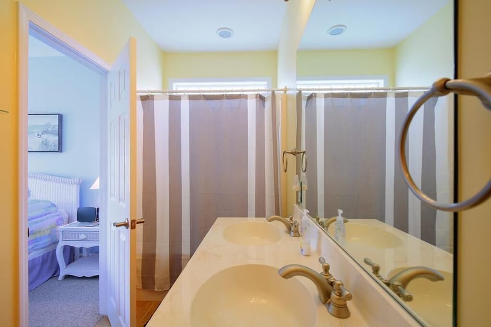 Lower Level Streetside Queen Bath