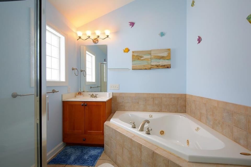 Upper Level Queen Bath
