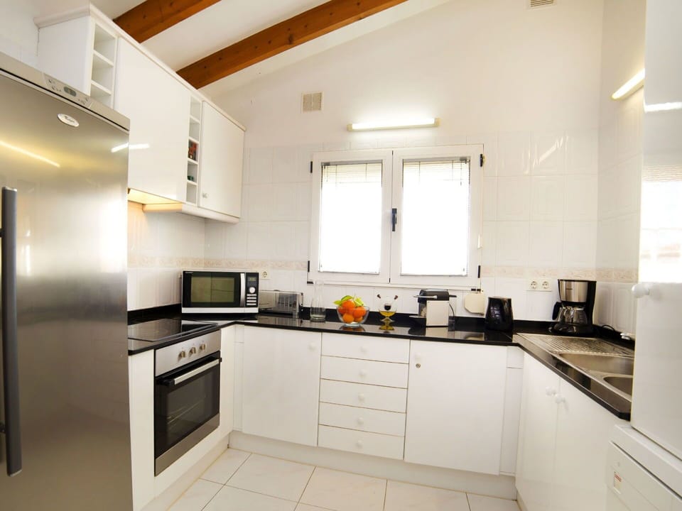 Property, Room, Countertop, Kitchen, Furniture, Cabinetry, Interior Design, Building, House, Ceiling