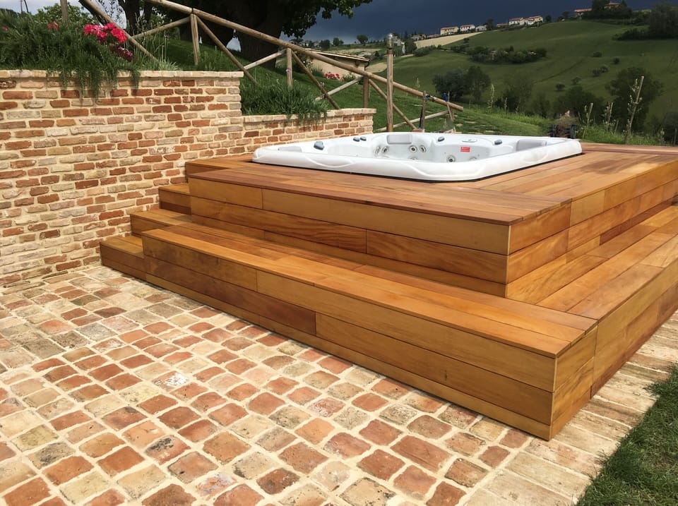Outdoor spa tub