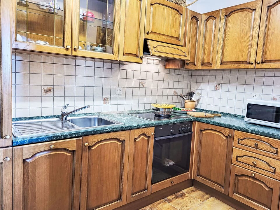 Brown, Countertop, Cabinetry, Property, Kitchen Sink, Sink, Tap, Kitchen, Wood, Kitchen Stove