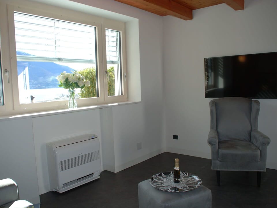 Room, Property, Furniture, Interior Design, Building, Living Room, House, Ceiling, Floor, Home