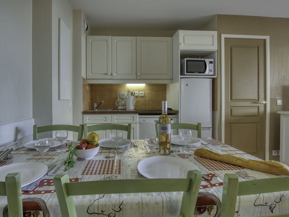 Furniture, Table, Property, Cabinetry, Tableware, Chair, Dishware, Interior Design, Tablecloth, Countertop