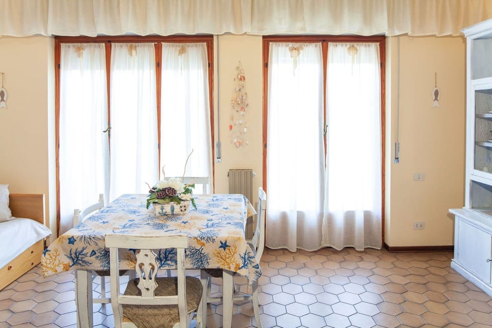 Dining Room, Kitchen