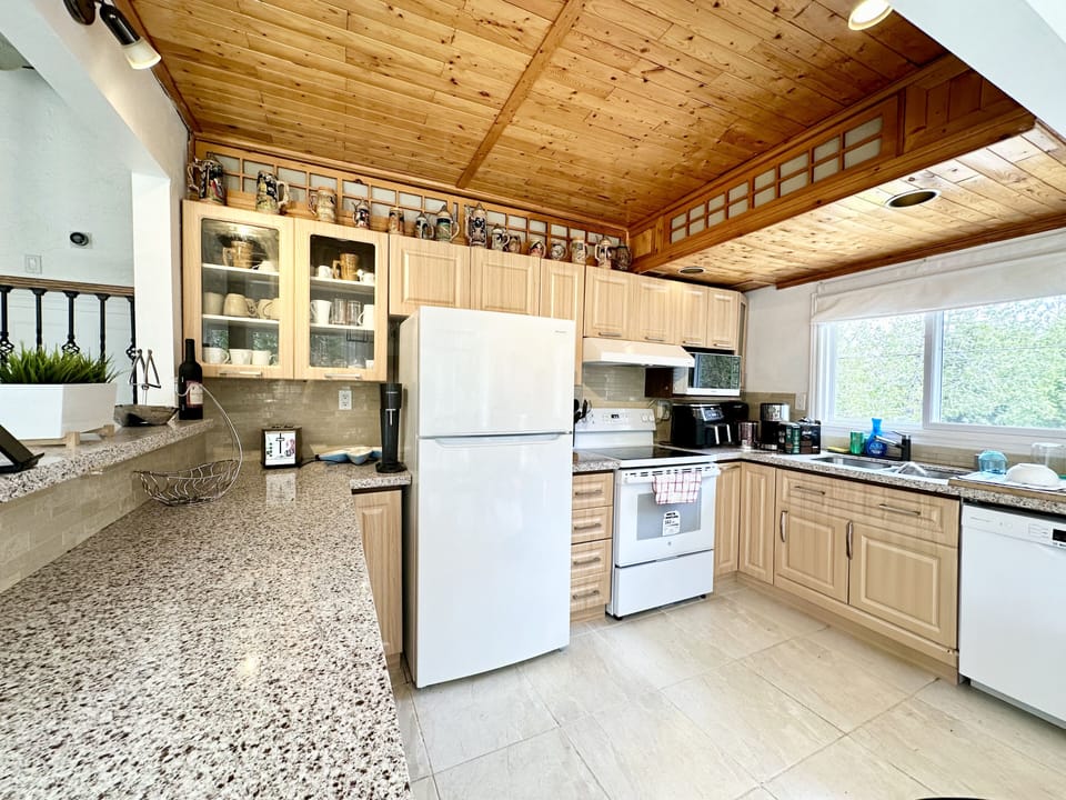 Quartz countertops with a new firdge (2024) and washing machine (2023)