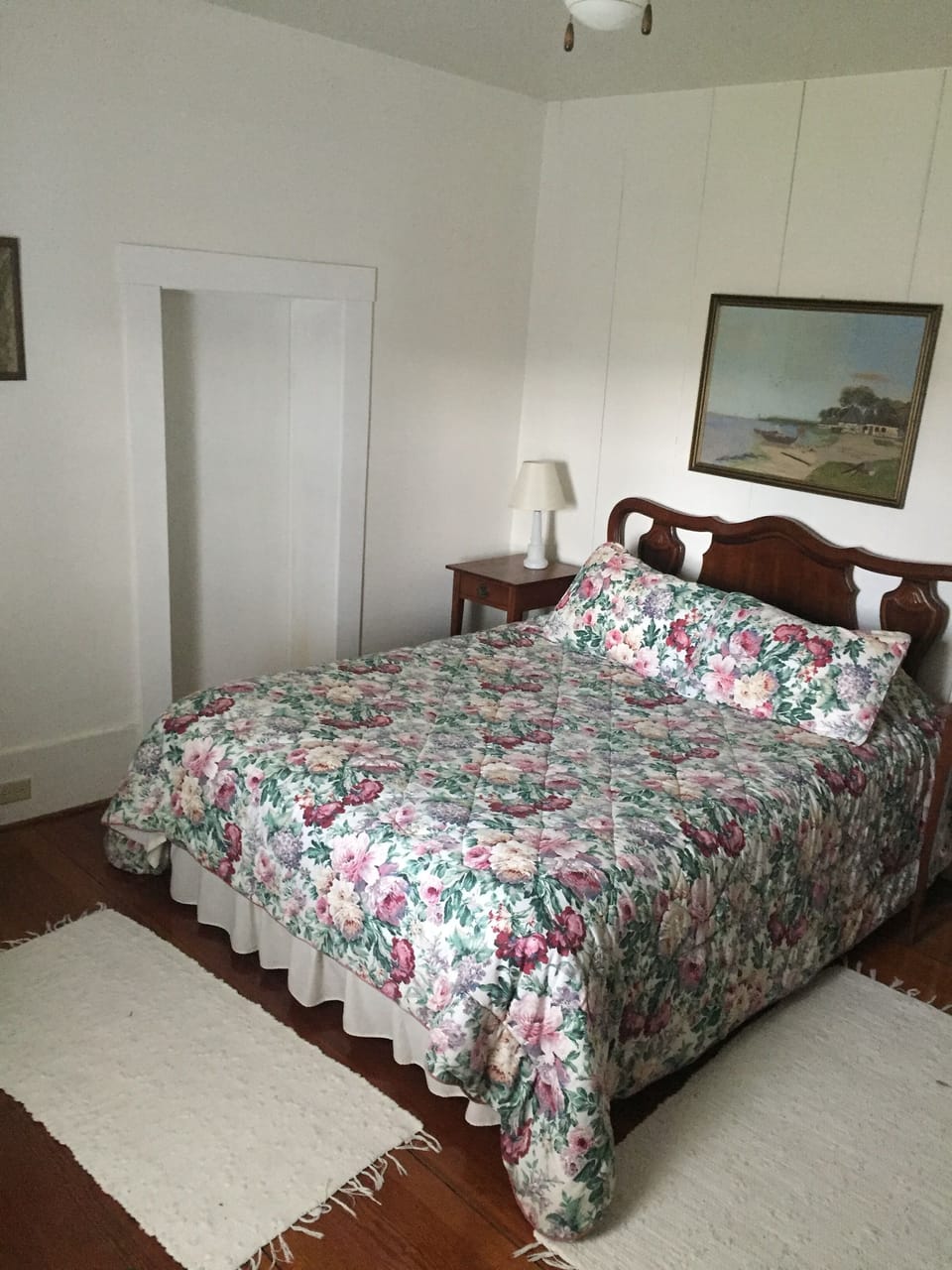 Guest Room w/Queen Bed
