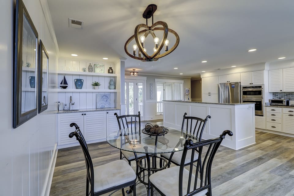 Wet Bar & Breakfast Area