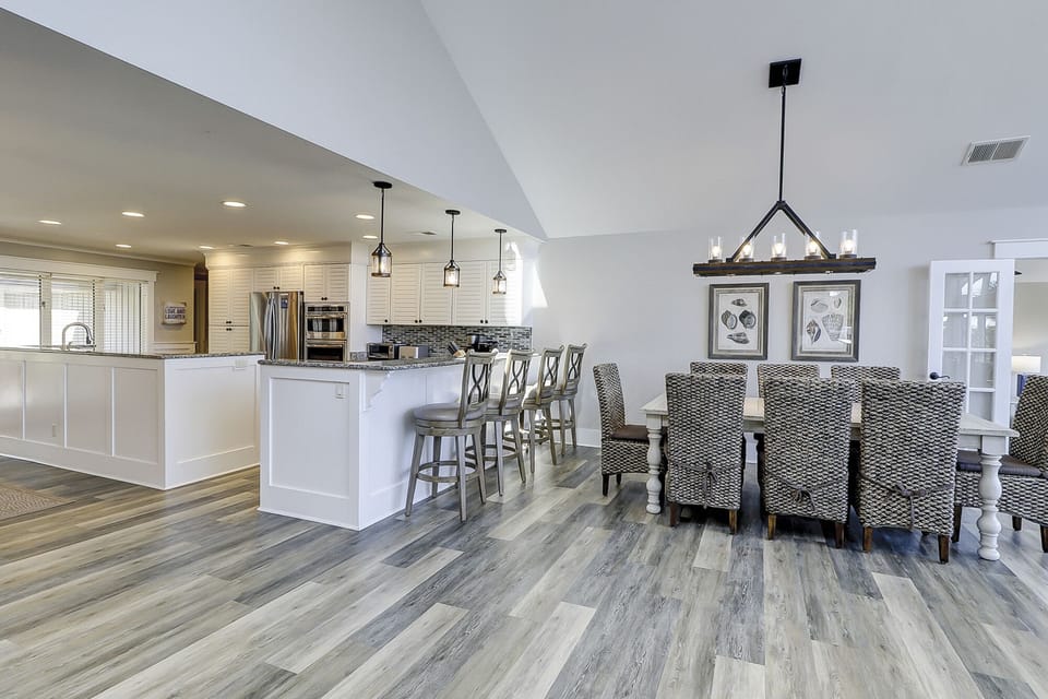 Kitchen & Dining Area
