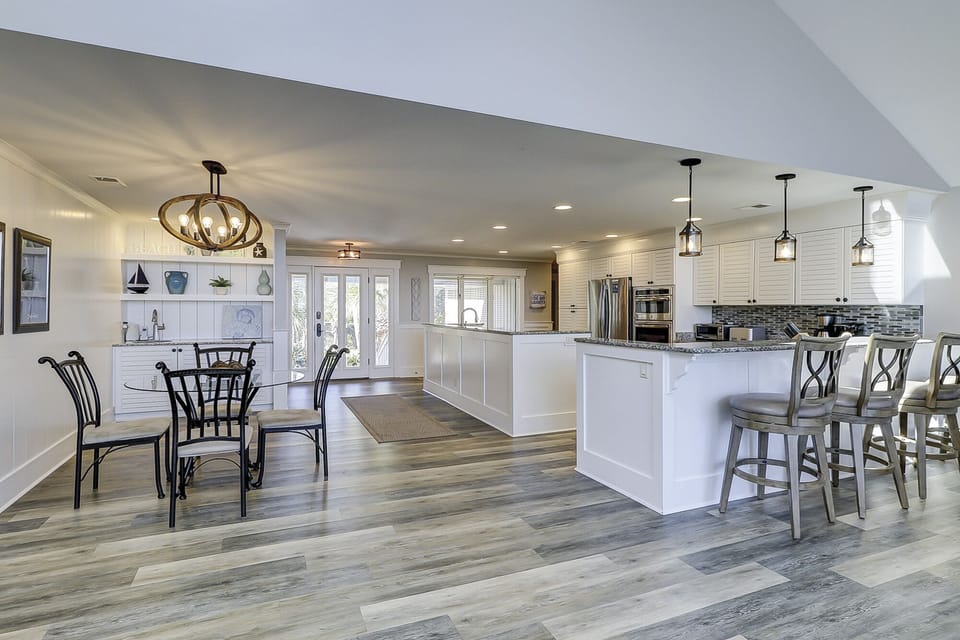 Breakfast Area & Kitchen
