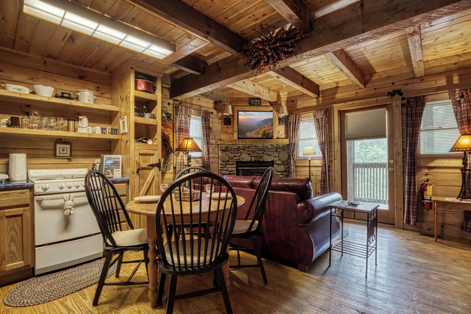 Smoky Mountain Cabin "Tennessee Twilight Cabin" - Dining table and living room