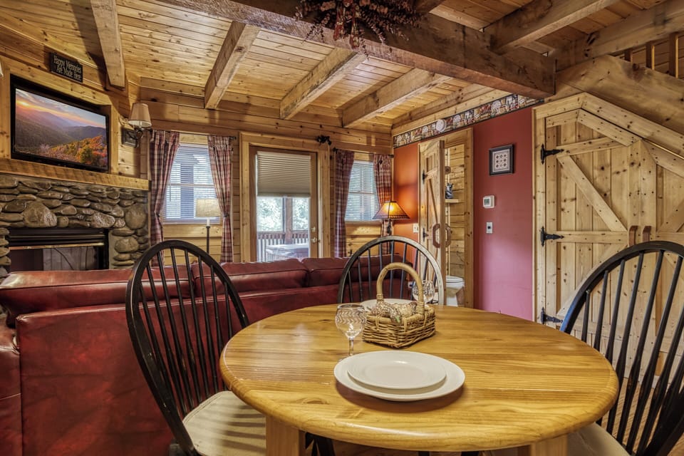 Cabin in the Smokies "Tennessee Twilight Cabin" - Dining table