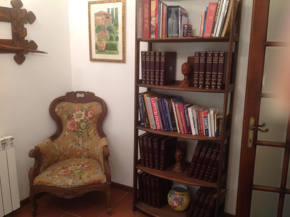 The study has many books of interest on art history and Italian artists.