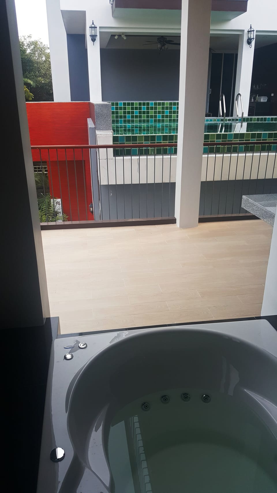 Outdoor spa tub