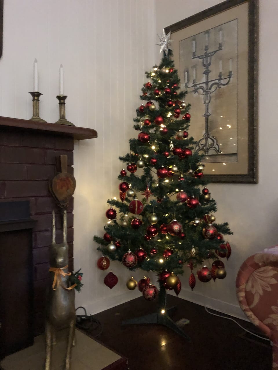 A cottage Christmas like no other—twinkling tree, a quaint touch of yesteryear