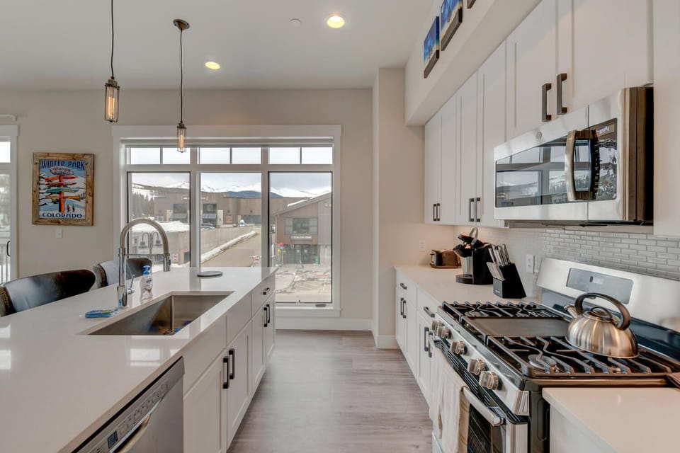 Fully Equipped Kitchen with Ample Counter and Cabinet Space.