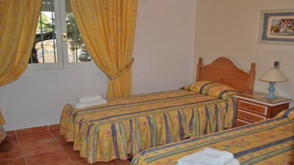 Second bedroom with twin beds