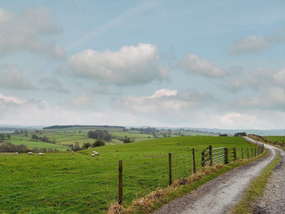 Access track to cottage | Boosley Grange Cottage, Fawfieldhead, near Buxton