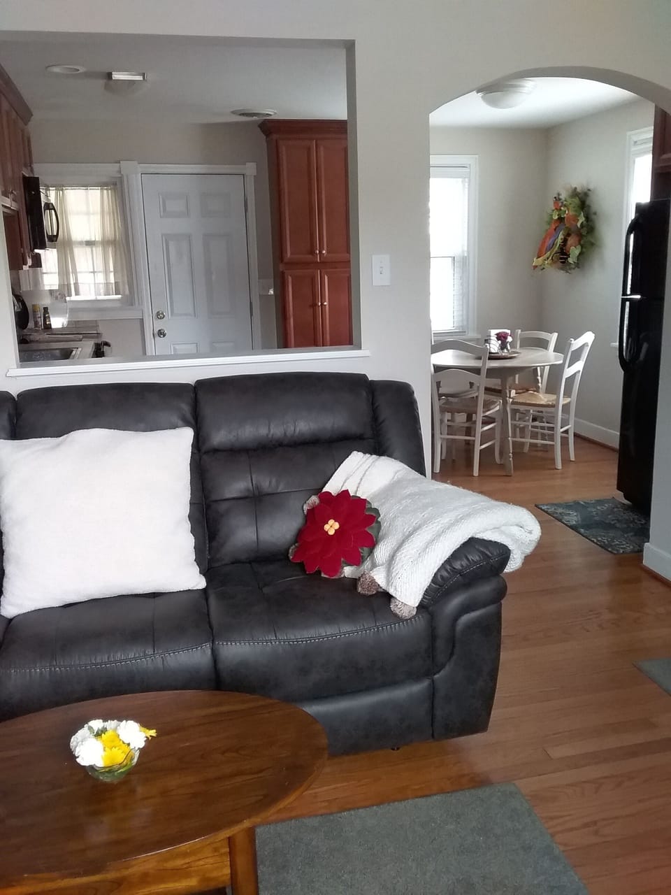 Open floor plan between living area and kitchen 