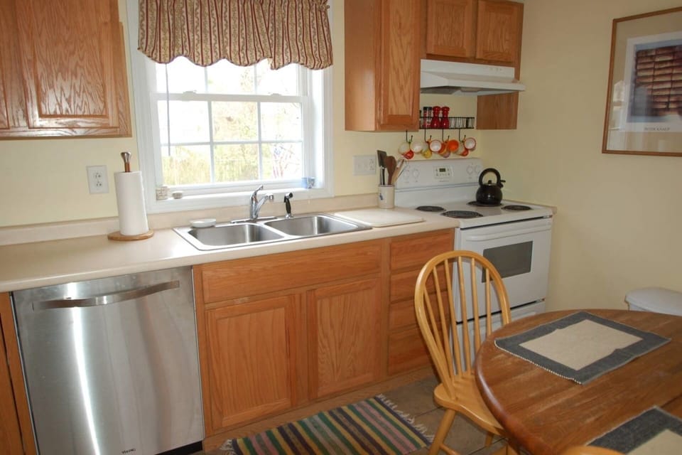 Well-appointed kitchen. Table service for 12 and all the extras. 
