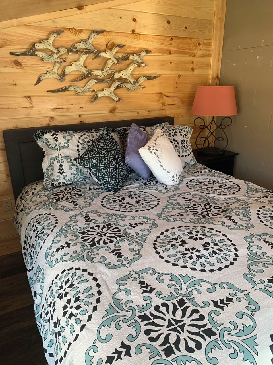 Queen main bedroom
