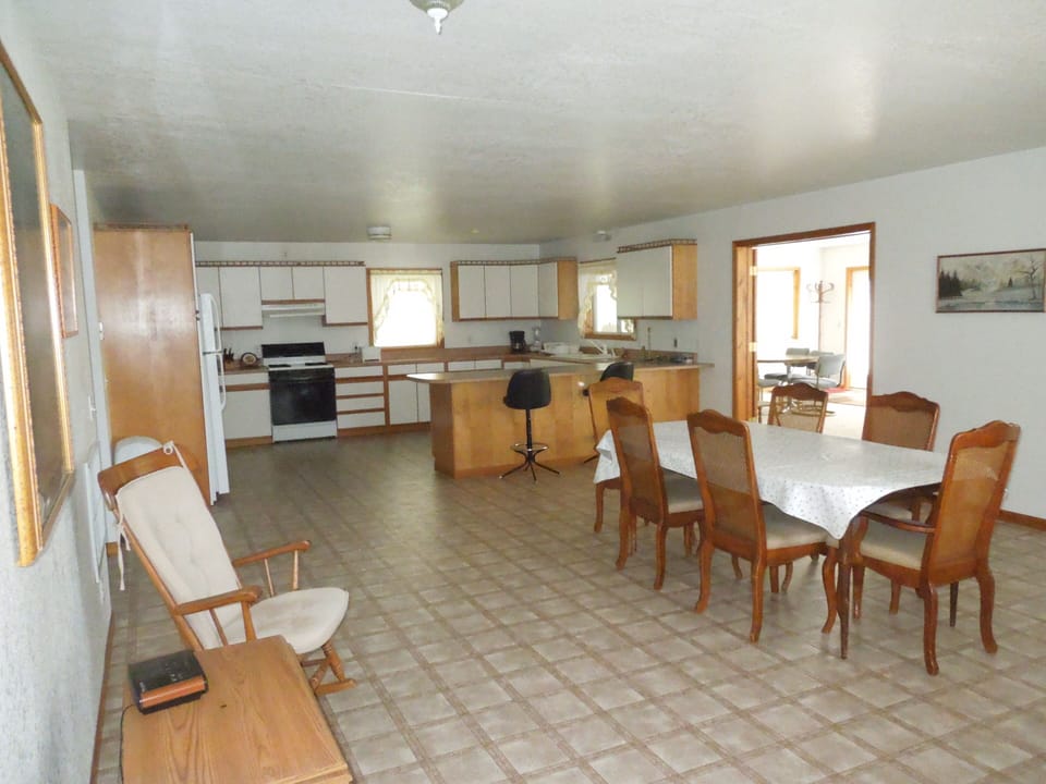 House-View 2 from dining room into kitchen