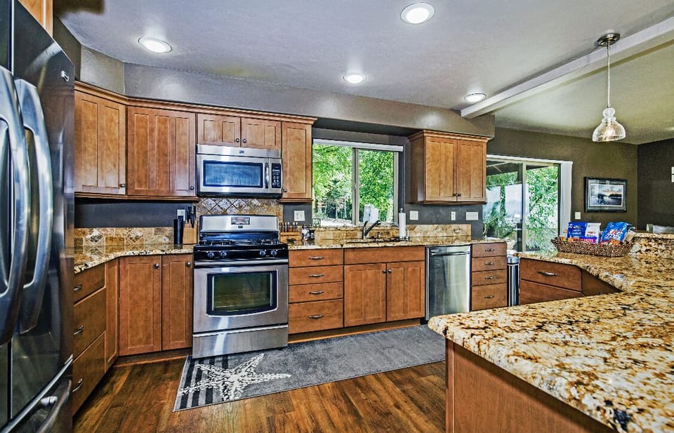 Beautiful, well-stocked kitchen