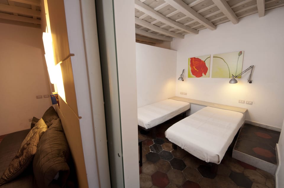 Bed room with twin beds