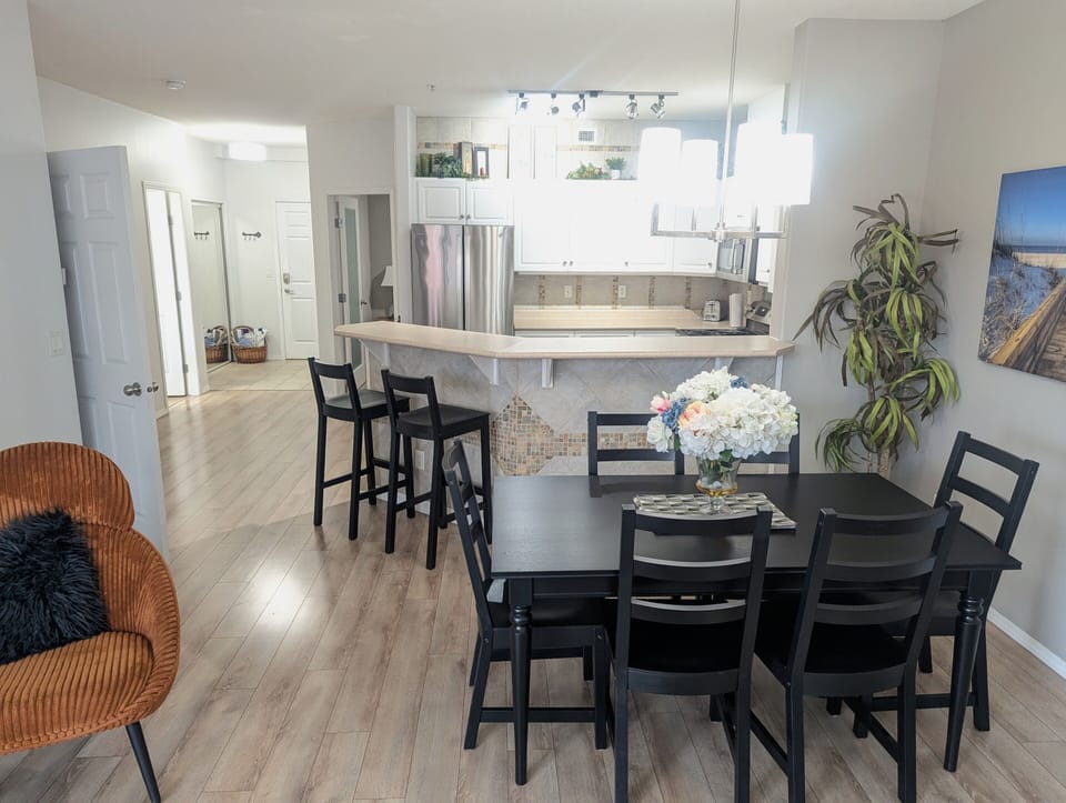 A look into the dining/kitchen space