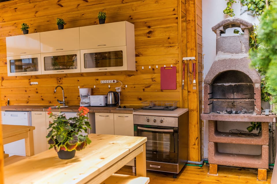 Shared courtyard and summer kitchen 