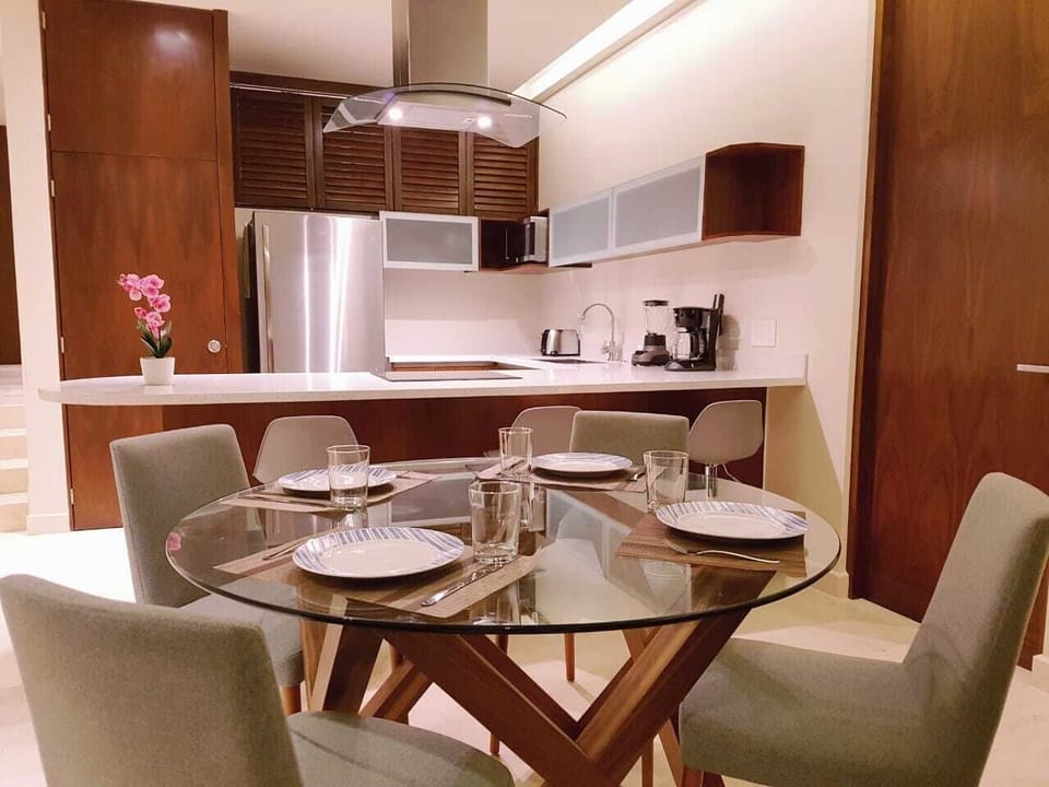 The dinning area with the open kitchen