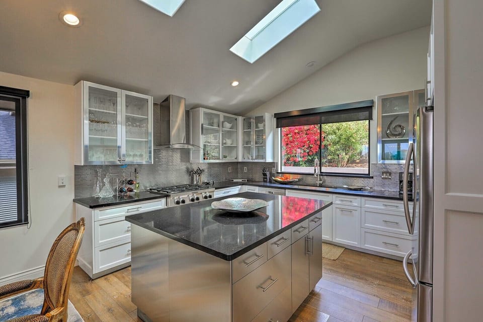 Awesome kitchen 
6 burner/ gas range 
Well equipped / island to gather around. 