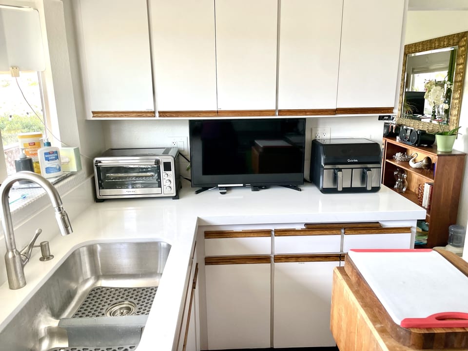 Toaster oven, 32 inch streaming, TV and air fryer, all dishes and glasses