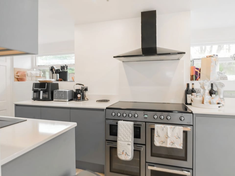 cooker in main kitchen in house | Goleufryn, Abersoch