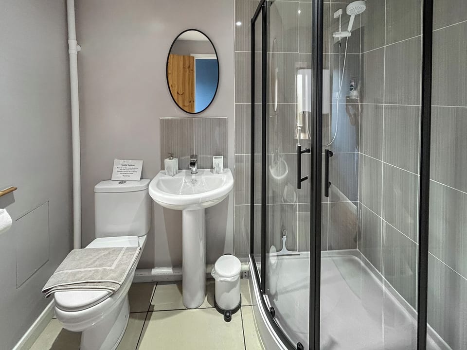 Bathroom | Stonechat Barn - Little Derril, Derril, near Bude