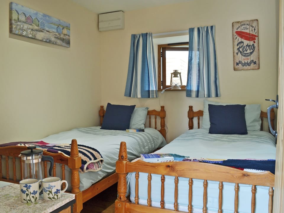 Comfortable twin bedroom | Stonechat Barn - Little Derril, Derril, near Bude