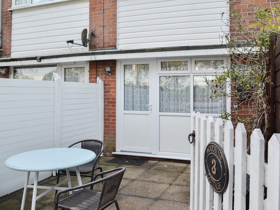 Lovely courtyard with table and chairs | Woodbine Cottage, Ludham