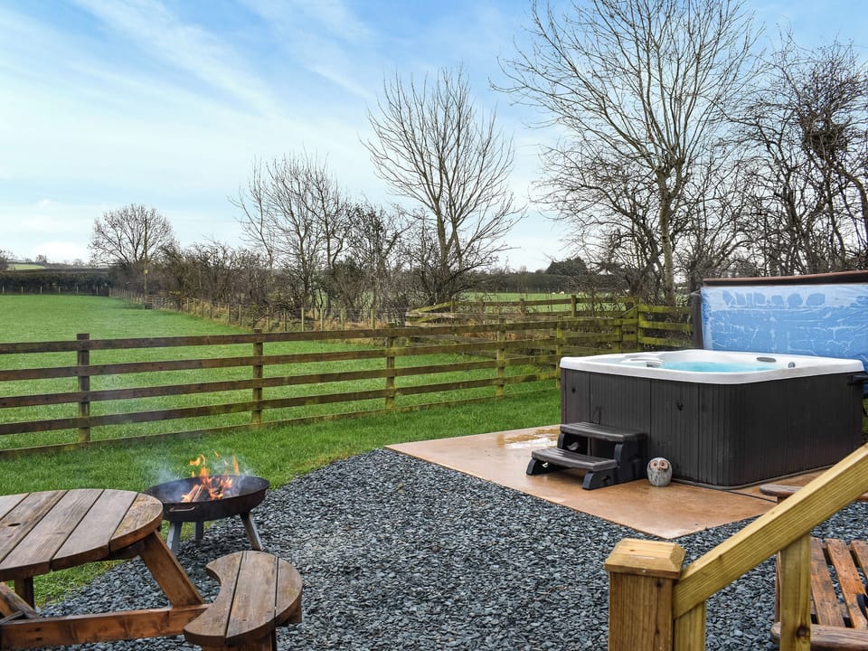 Delightful accommodation with relaxing private hot tub | Greengill Farm Shepherds Hut - Greengill, Greengill, near Cockermouth