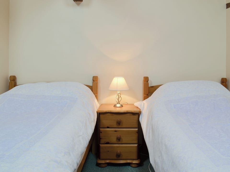 Cosy twin bedroom | Stable Cottage 8 - Moor Farm Stable Cottages, Foxley, near Fakenham